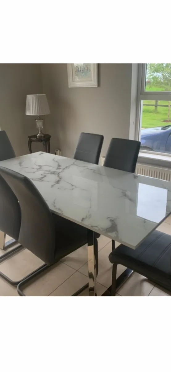 Kitchen table and chairs - Image 2