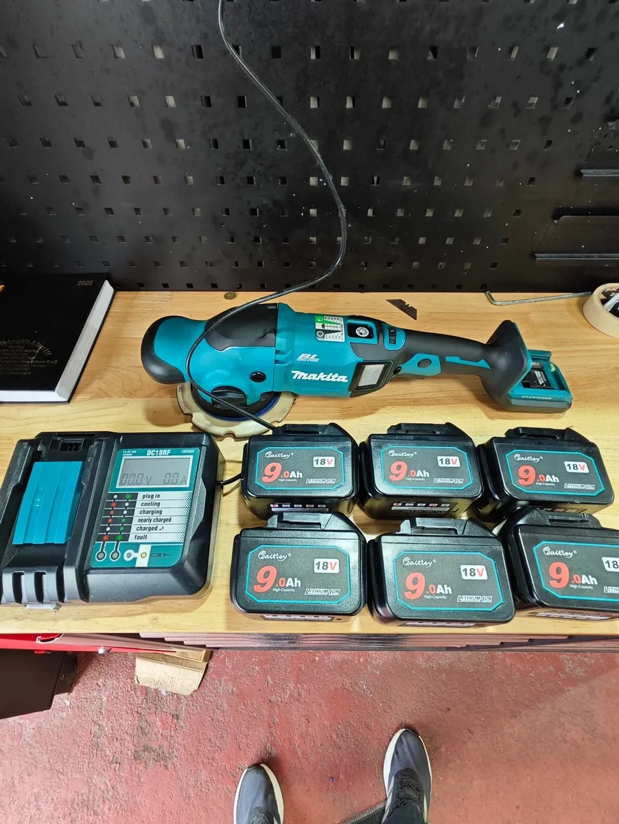 Makita Cordless Dual Action Polisher Sander Kit - Image 1
