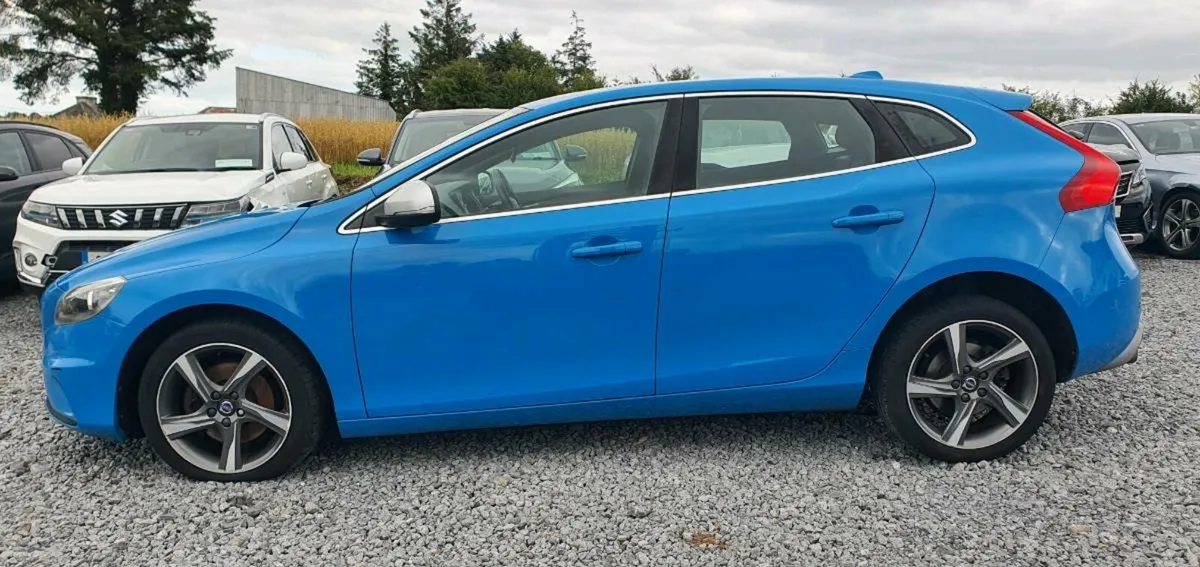 152 VOLVO V40 R-DESIGN 2.0 DIESEL - Image 3
