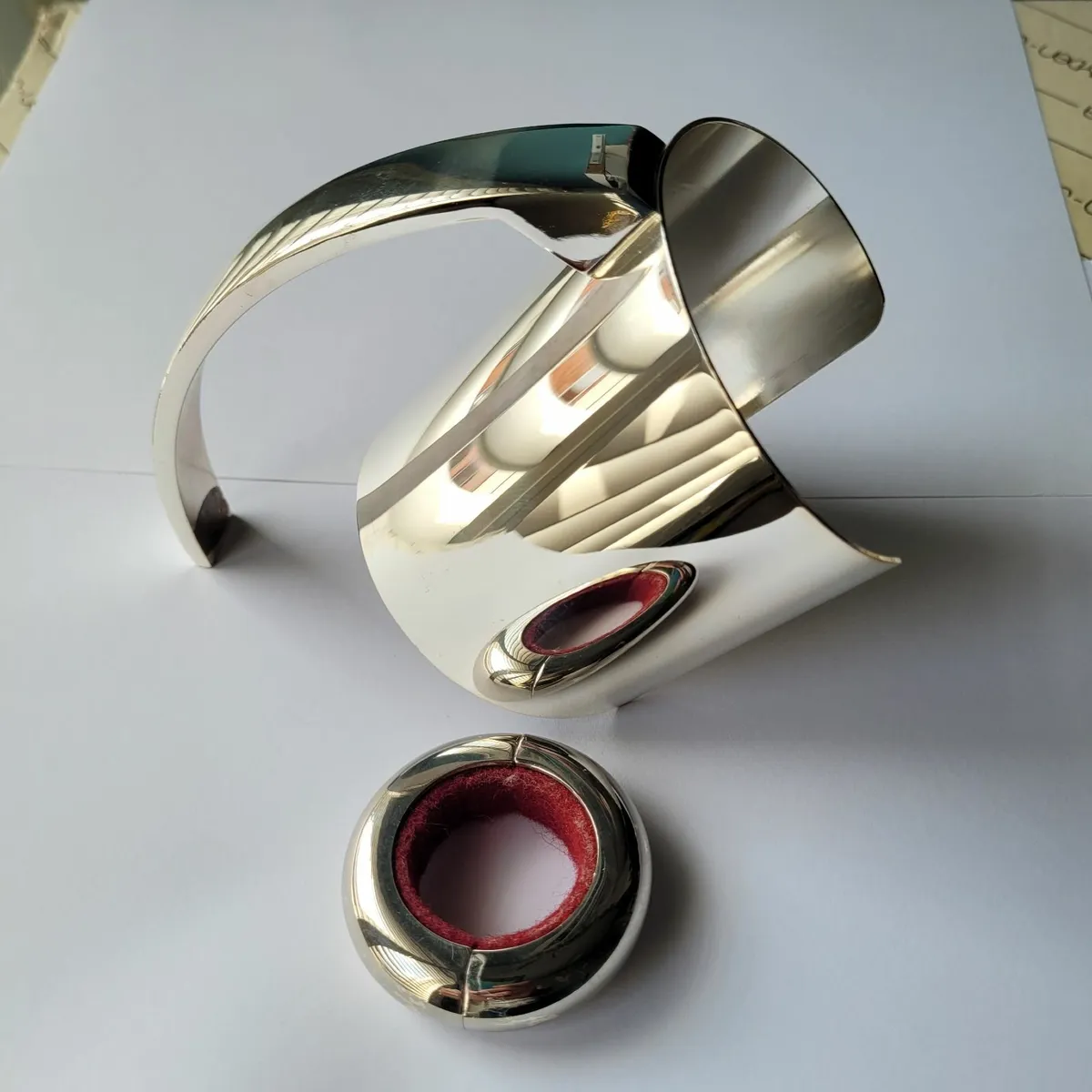Newbridge wineholder and collar - Image 1