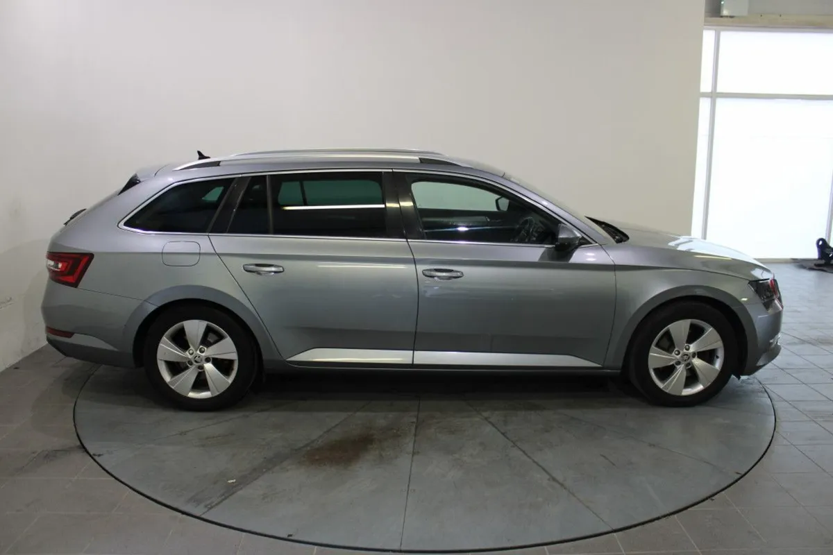 Skoda Superb 2.0 TDI 150bhp Style Combi - Image 3