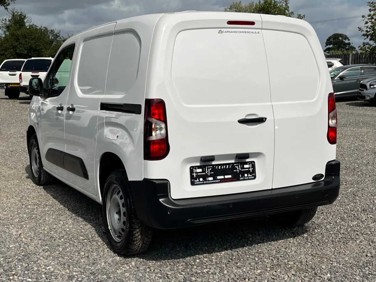 2021 COMBO 1.5 DIESEL *IMMACULATE* - Image 4