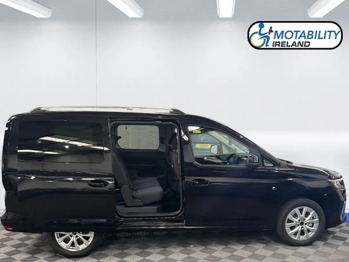 Ford TOURNEO CONNECT Titanium Spec Wheelchair Acc - Image 4
