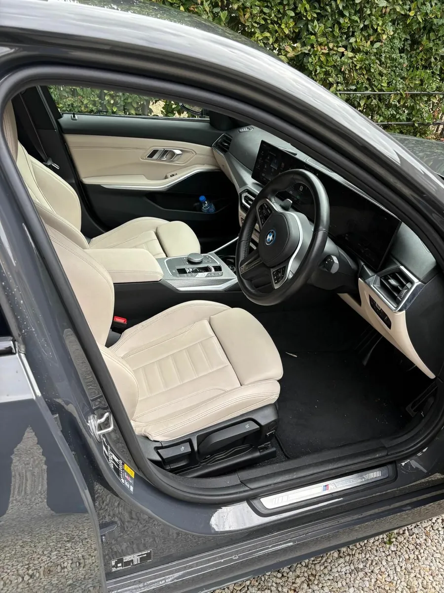 BMW 3-Series 2023 - Image 3
