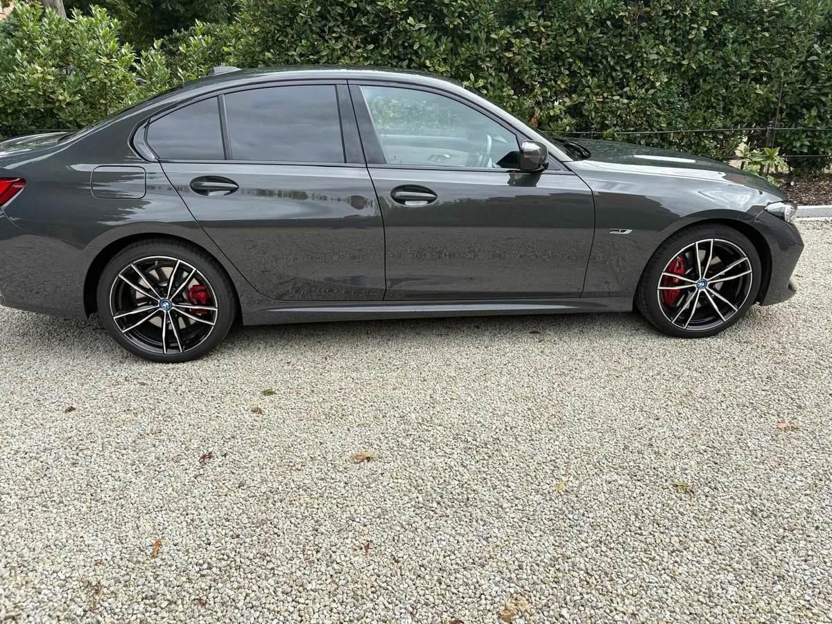 BMW 3-Series 2023 - Image 4