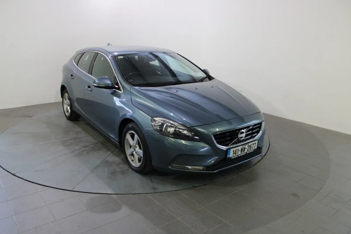 Volvo V40 1.6 T2 120PS SE Leather - Image 1