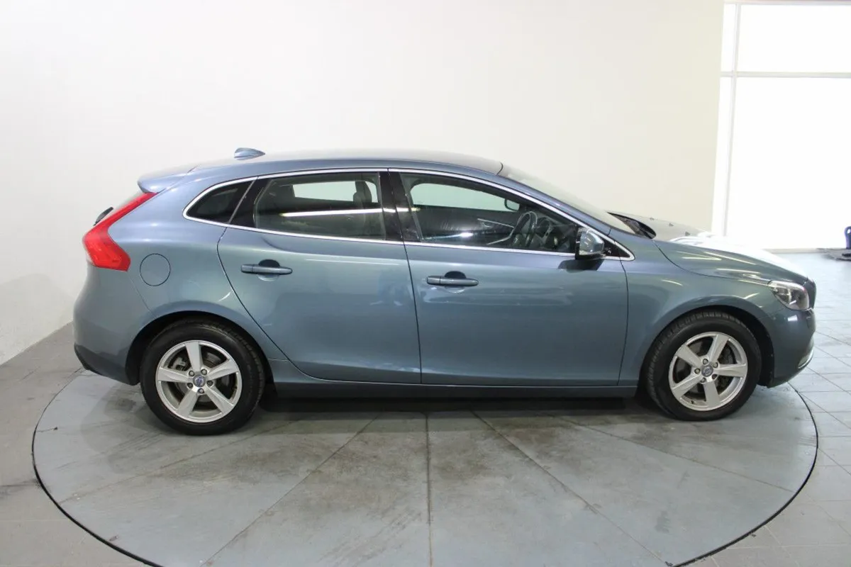 Volvo V40 1.6 T2 120PS SE Leather - Image 3