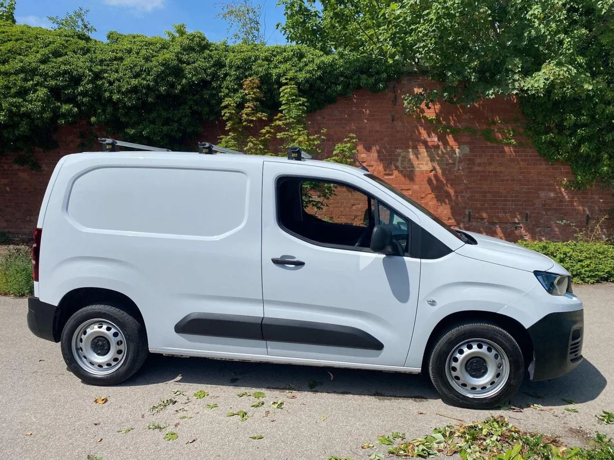 Peugeot Partner pro with a/c and CarPlay - Image 1