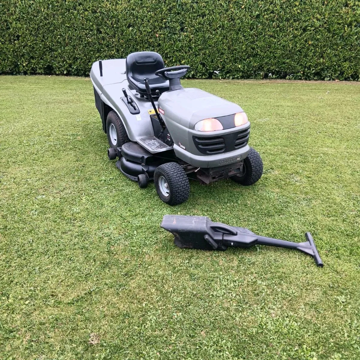 Craftsman 20hp Briggs, Hydrostatic, 42" deck - Image 1