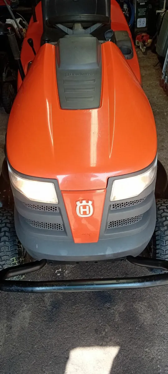 Ride on lawnmower - Image 1
