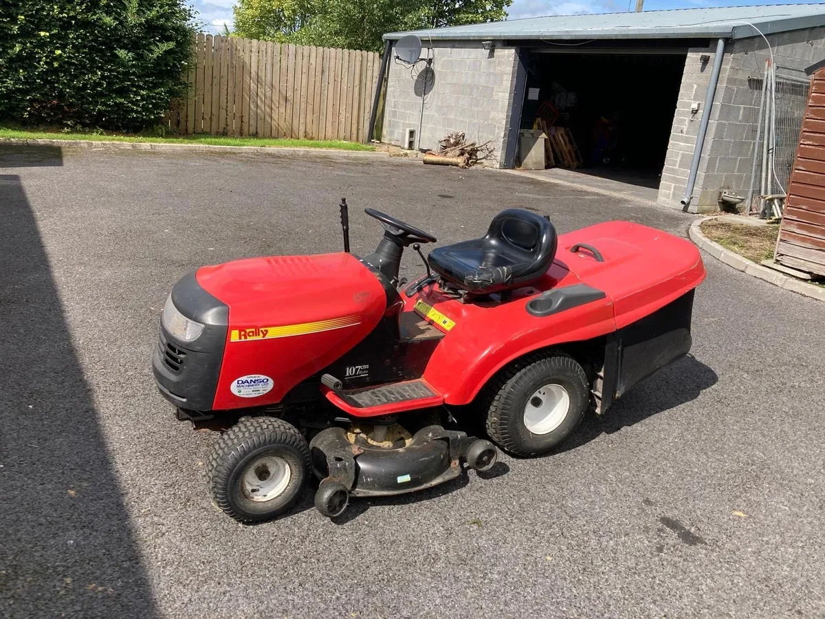 Ride on lawn mower - Image 1