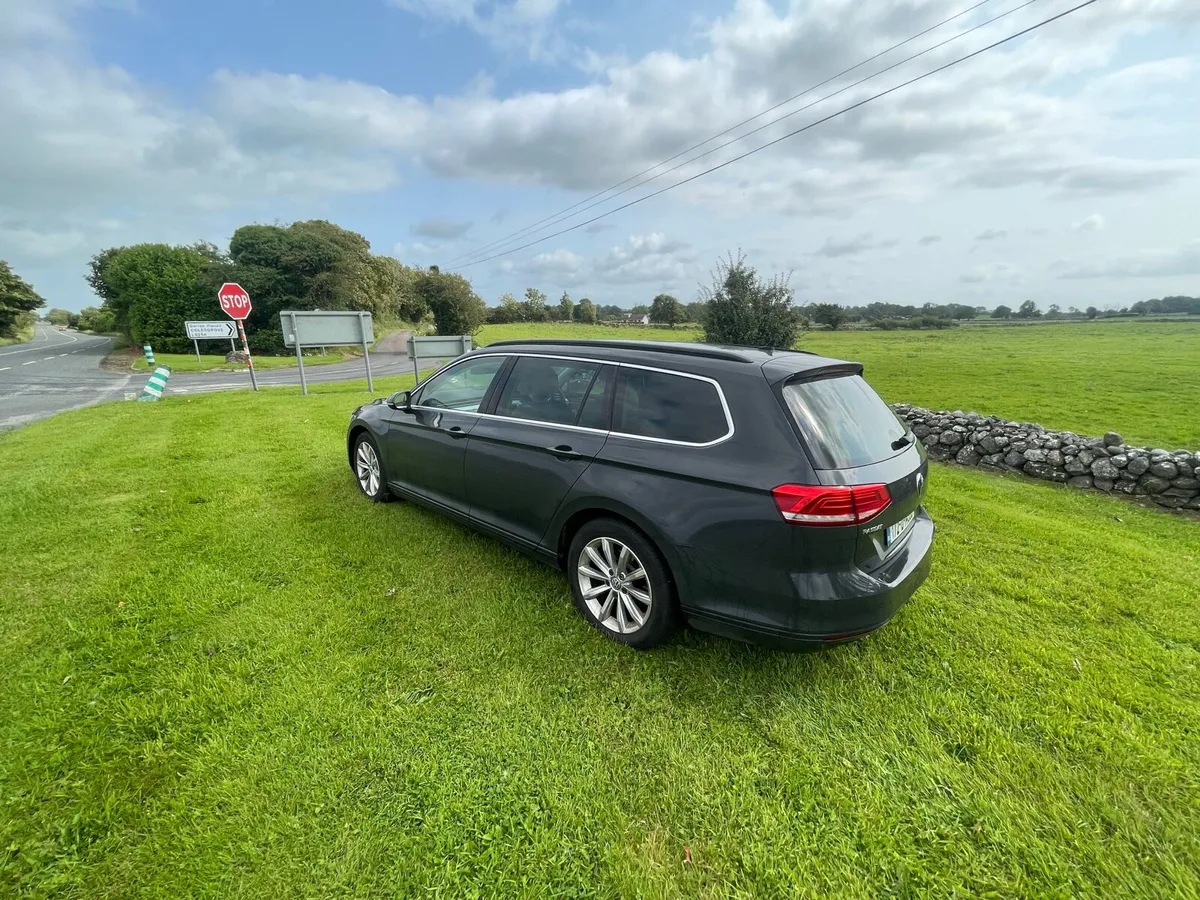 2017 Volkswagen Passat - Image 2