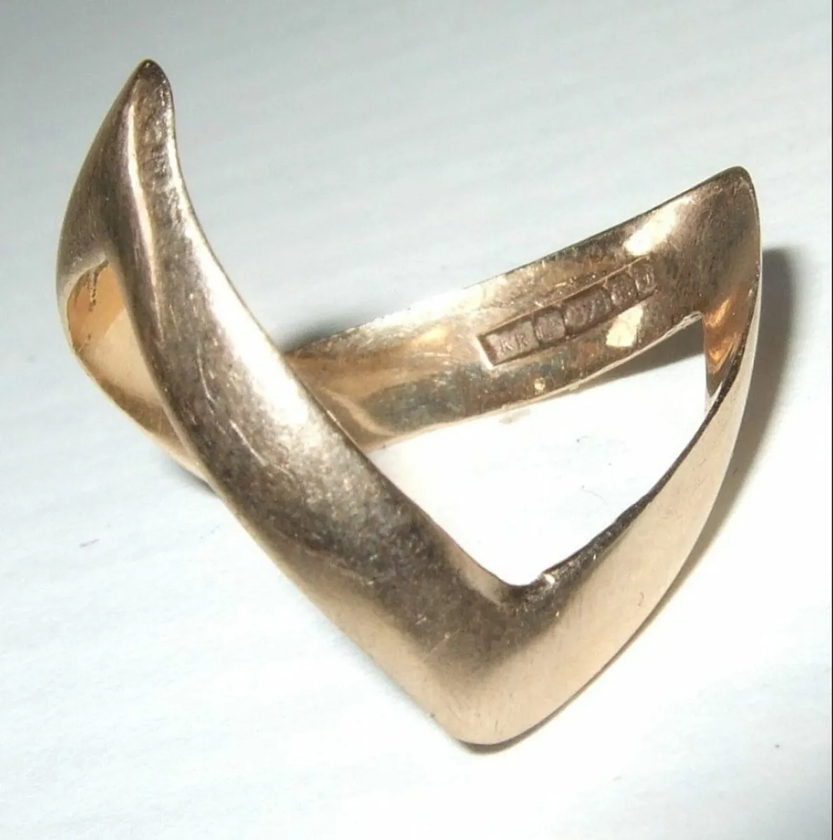 Vintage 9ct Gold Hallmarked Unisex Wishbone Ring - Image 2
