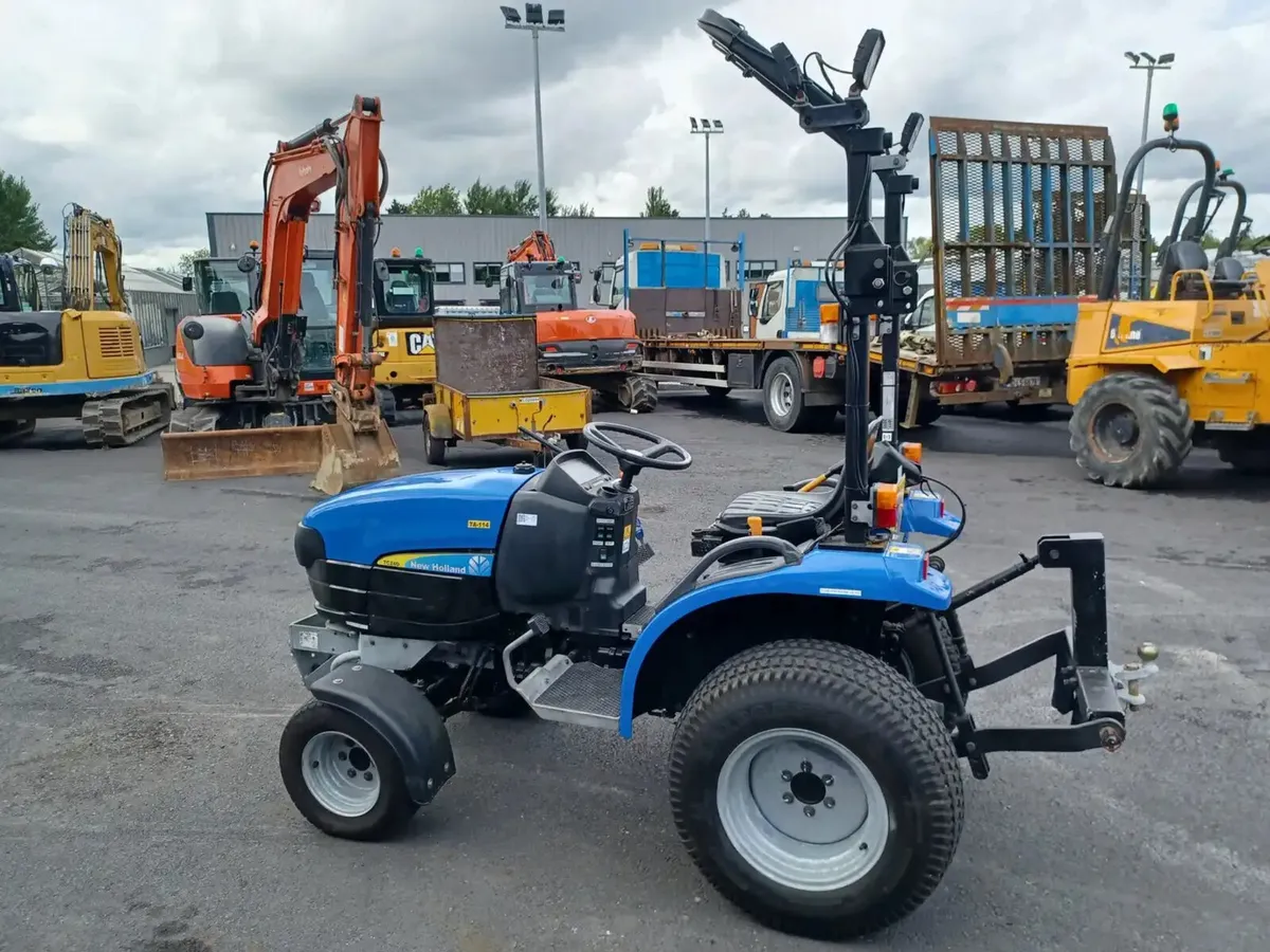 2011 New Holland TC24D Tractor For Auction - Image 4
