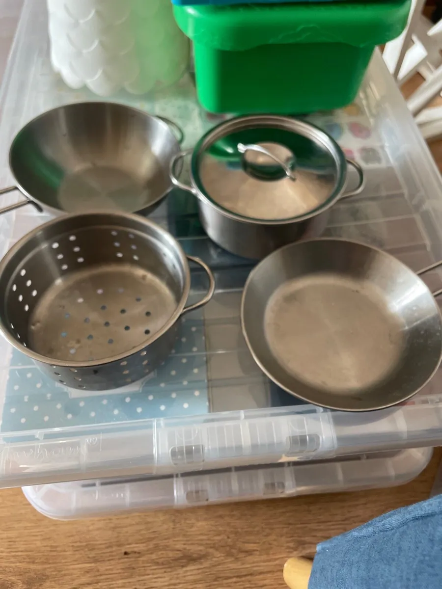 Toy kitchen pots