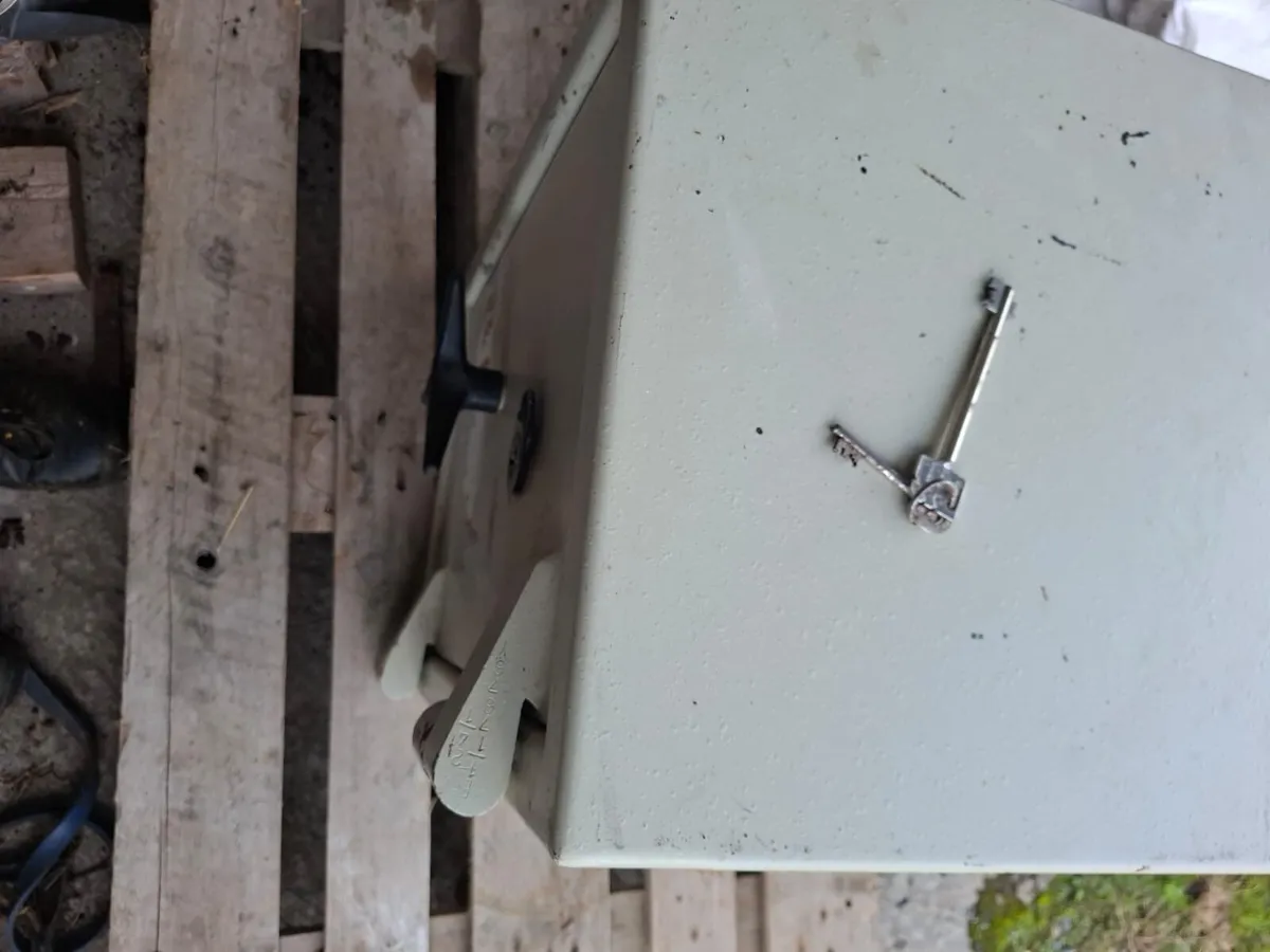 Safe with keys - Image 2