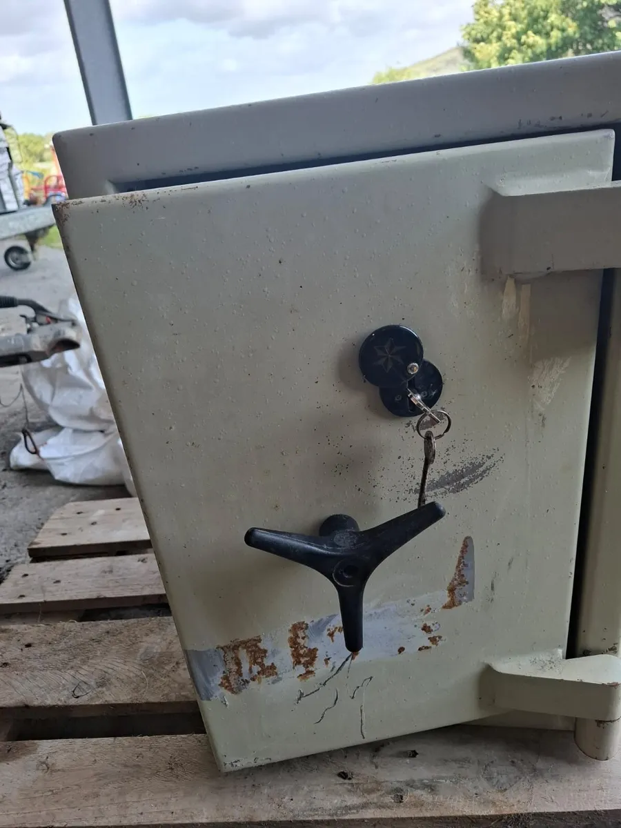 Safe with keys - Image 3