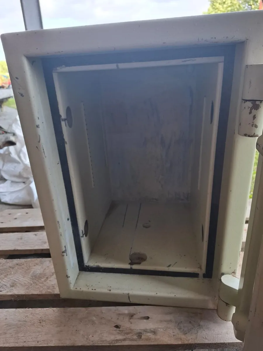 Safe with keys - Image 4