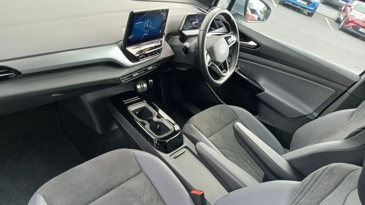 Volkswagen ID.4 Business 77kwh 204HP  rear View C - Image 3