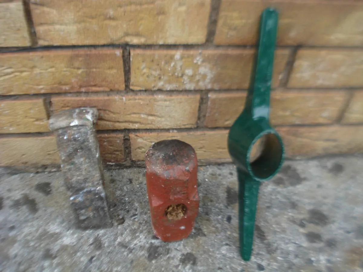 VINTAGE METAL IRON WORK HEADS & WEDGE. - Image 2