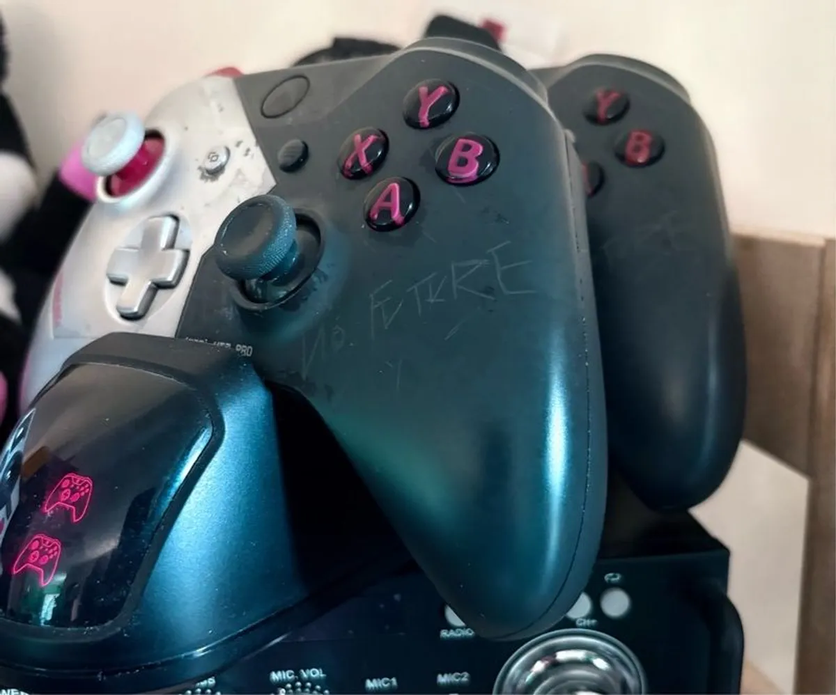 xbox one x cyberpunk 1TB (limited edition) - Image 3
