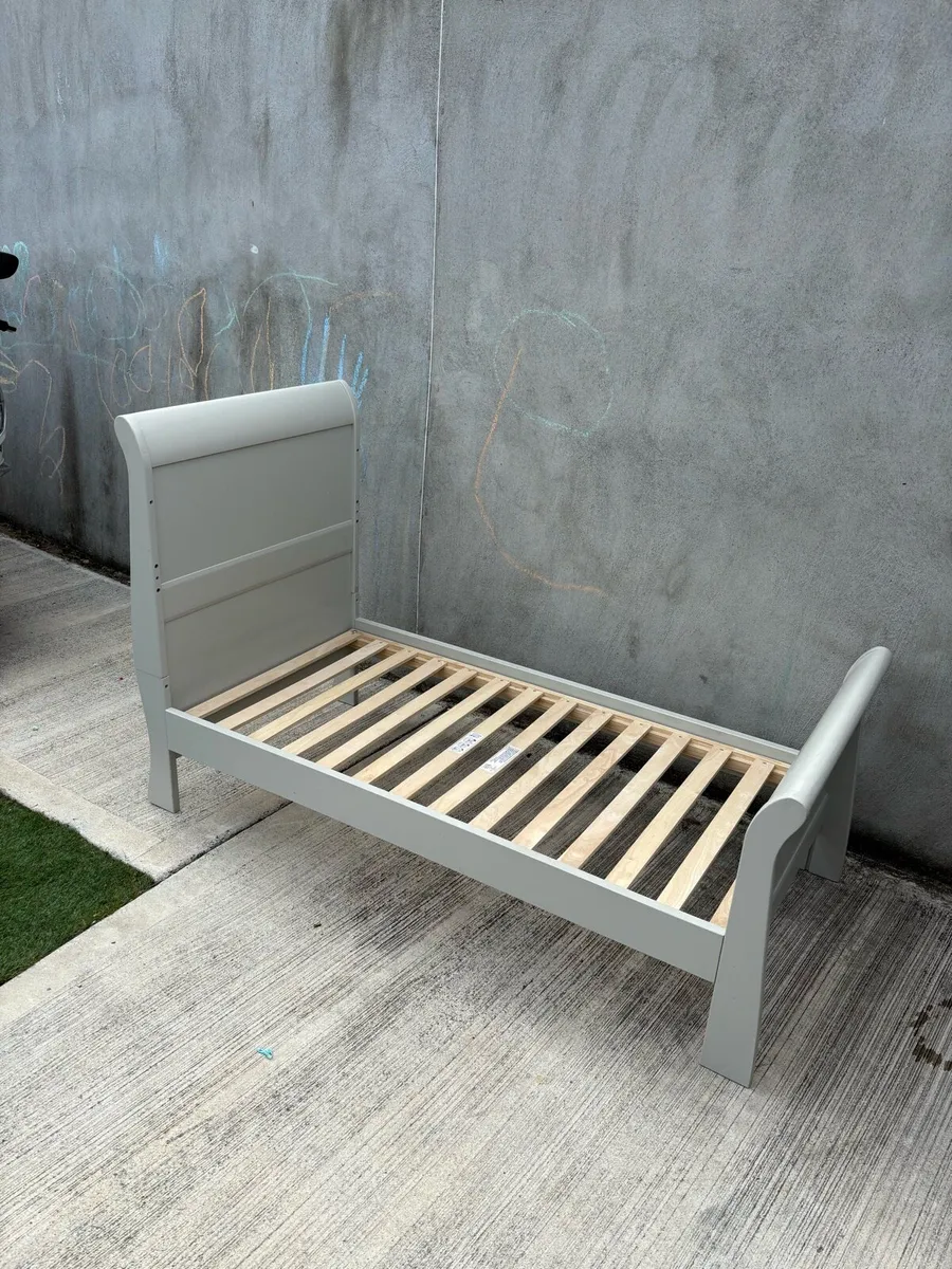 Bed and Chest of Drawers - Image 3