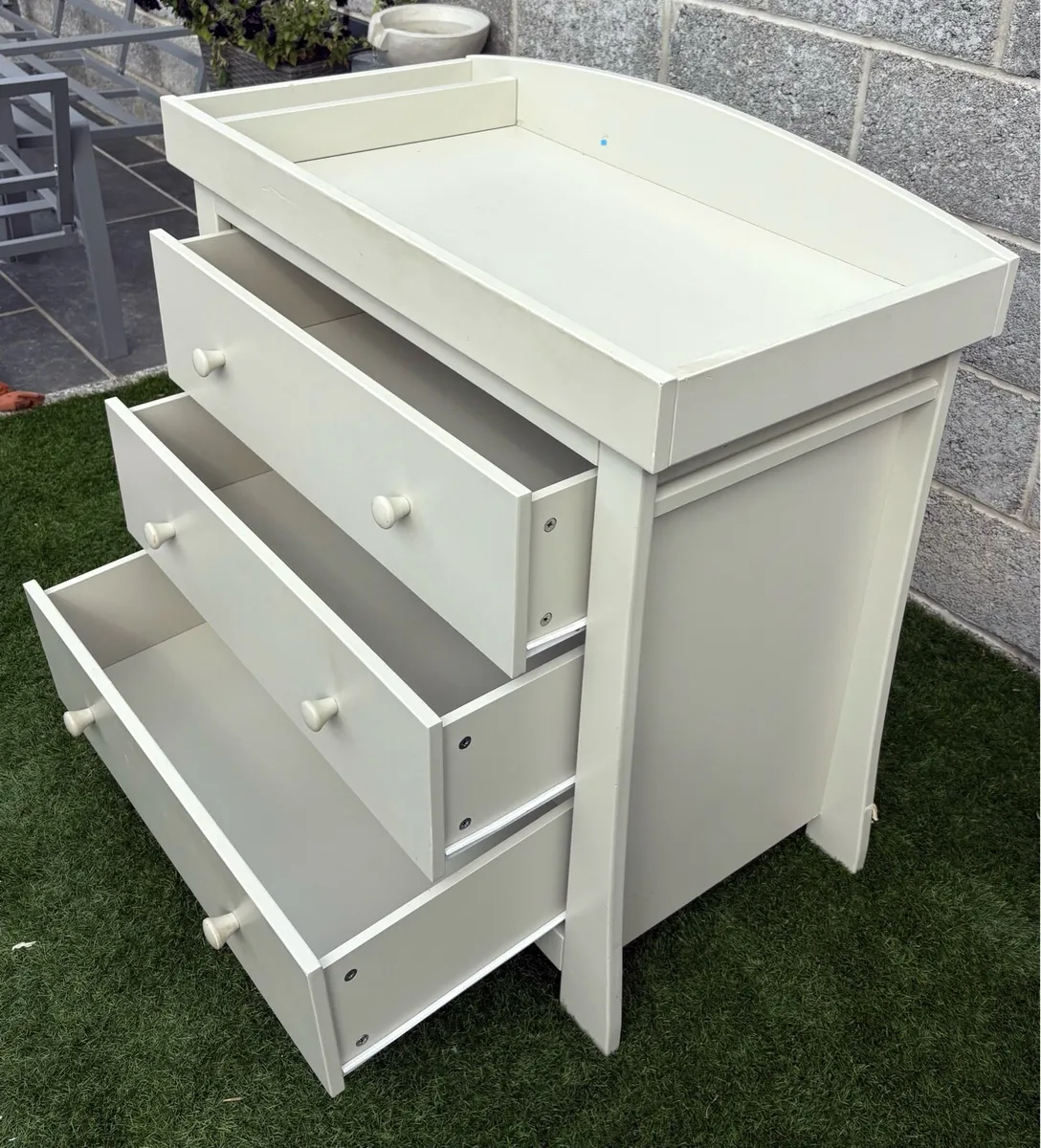 Bed and Chest of Drawers - Image 4
