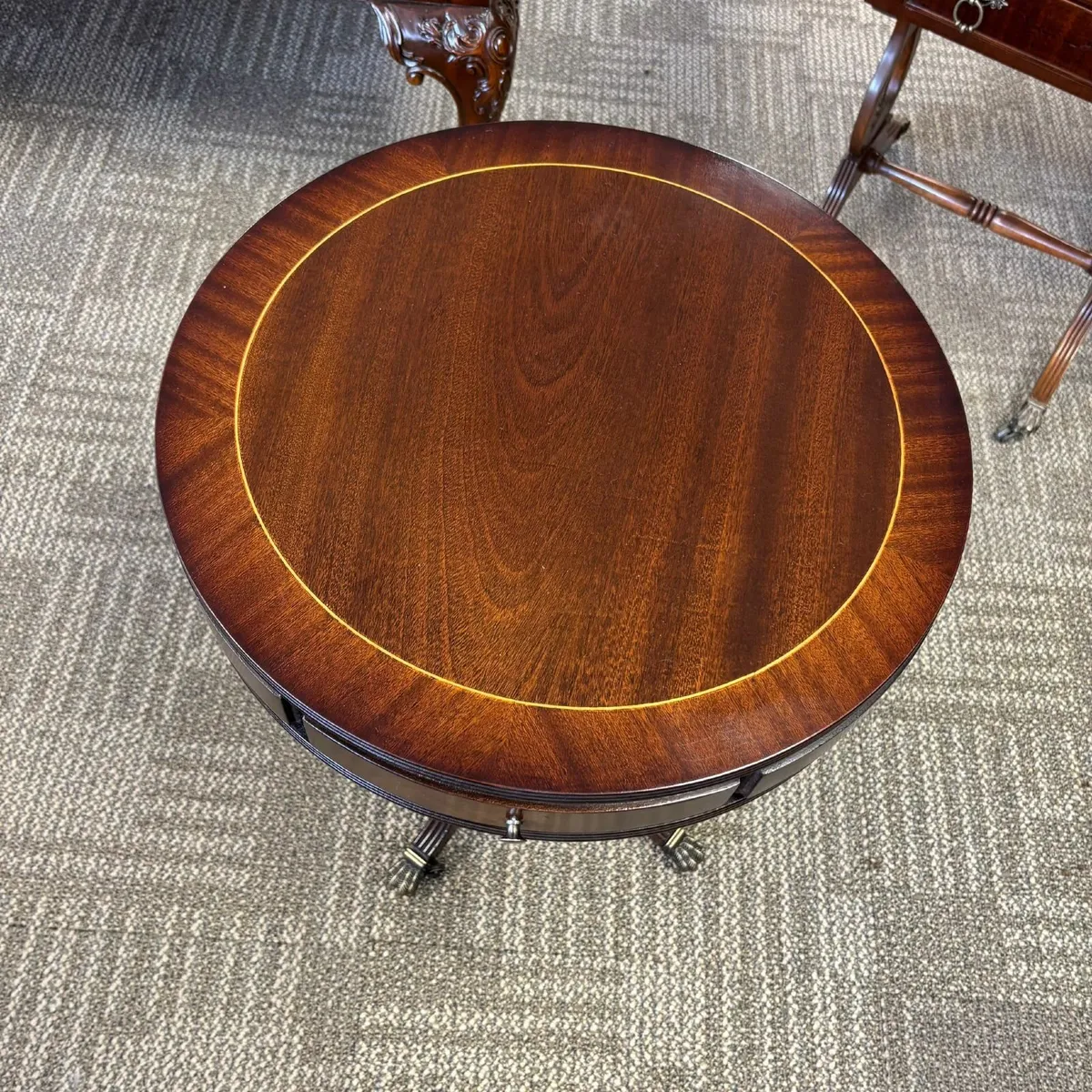 Beautiful mahogany top drum table. Enclosed of two - Image 3