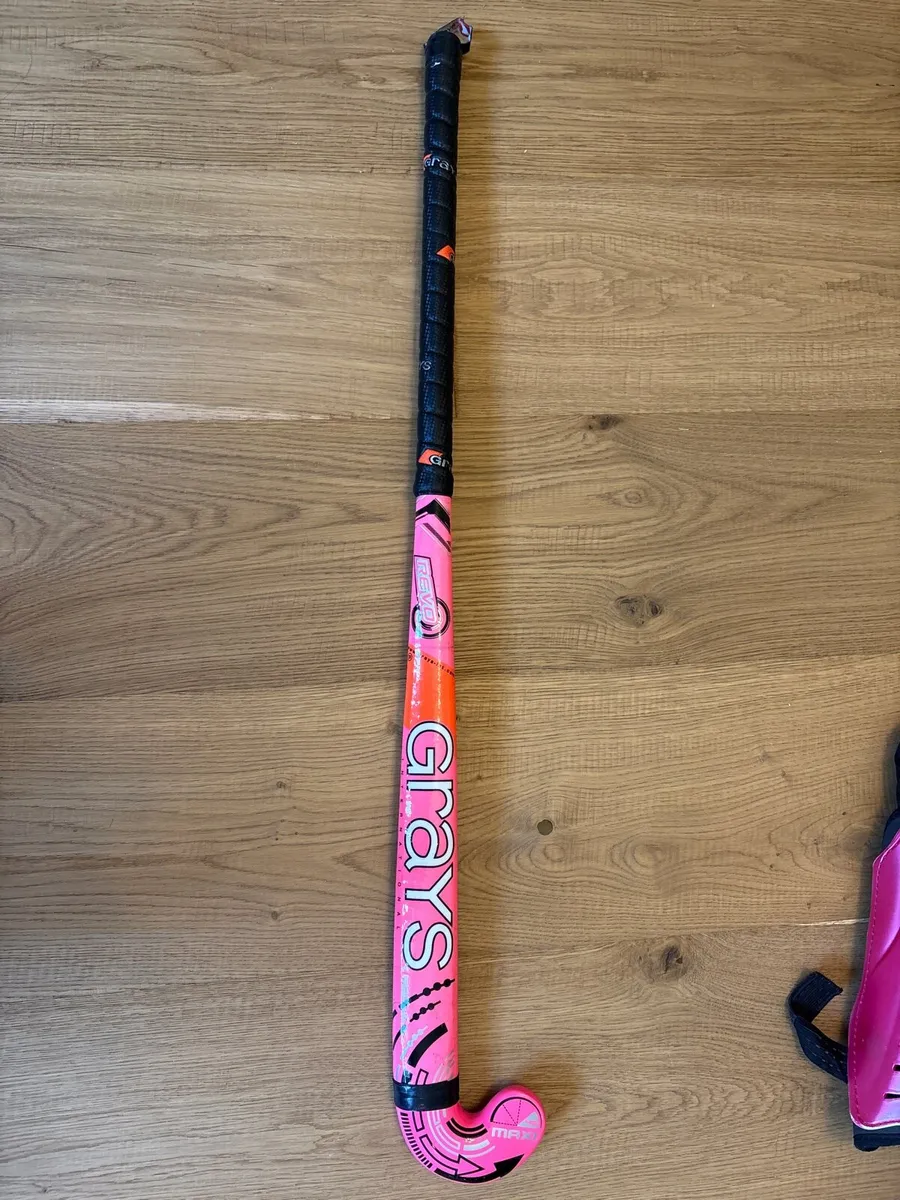 Hockey stick and shin guards - Image 3