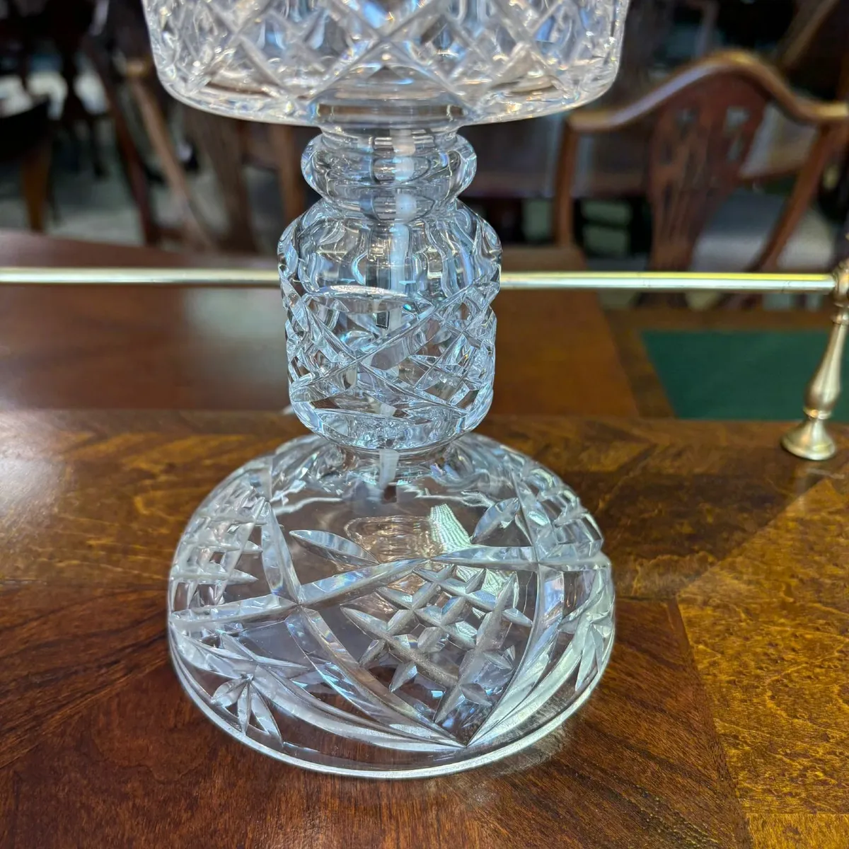 Elegant cut crystal lamp featuring intricate diamo - Image 2