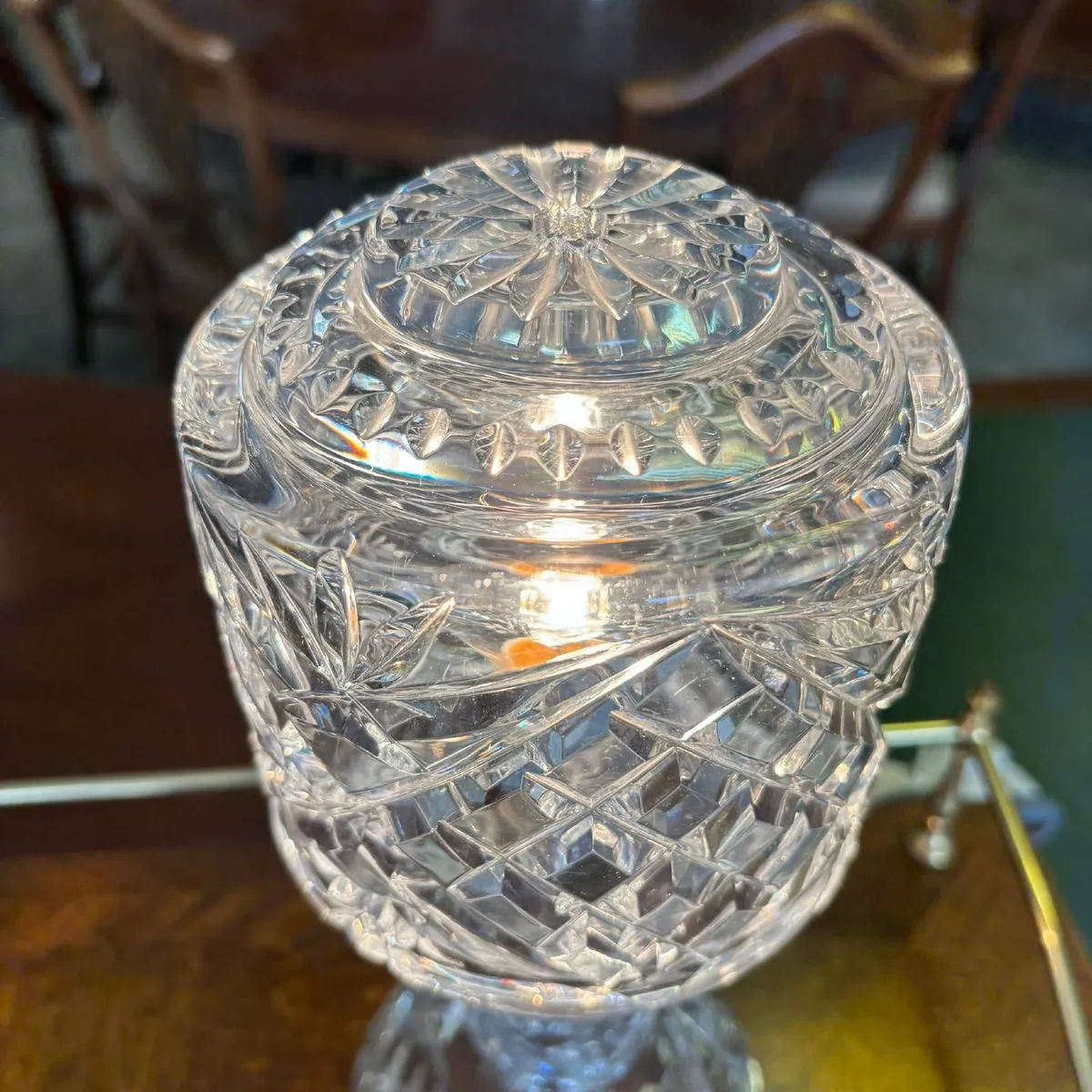 Elegant cut crystal lamp featuring intricate diamo - Image 4