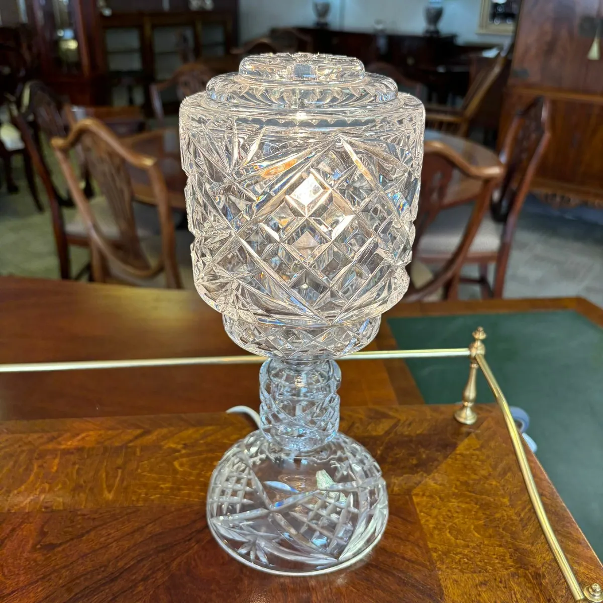 Elegant cut crystal lamp featuring intricate diamo - Image 1