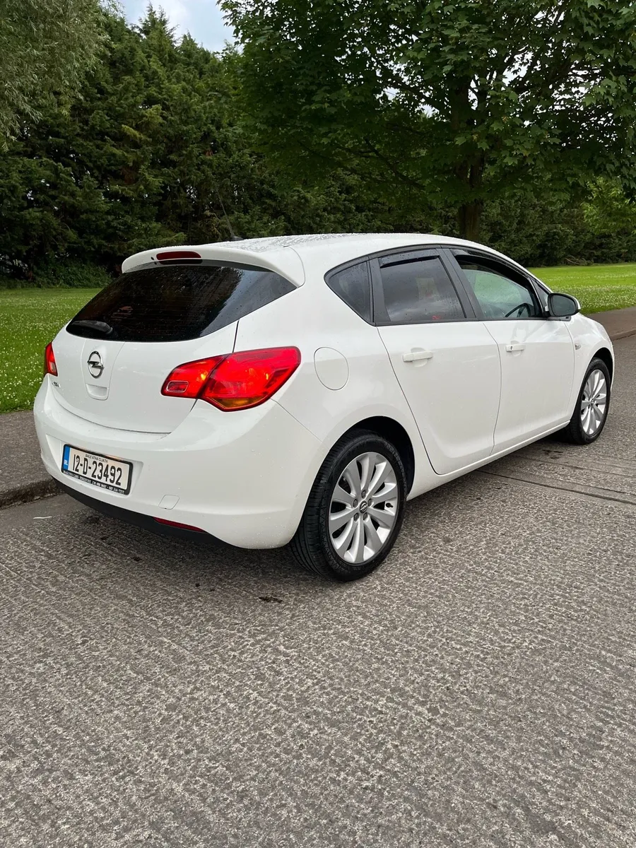 Opel Astra 2012 - Image 1
