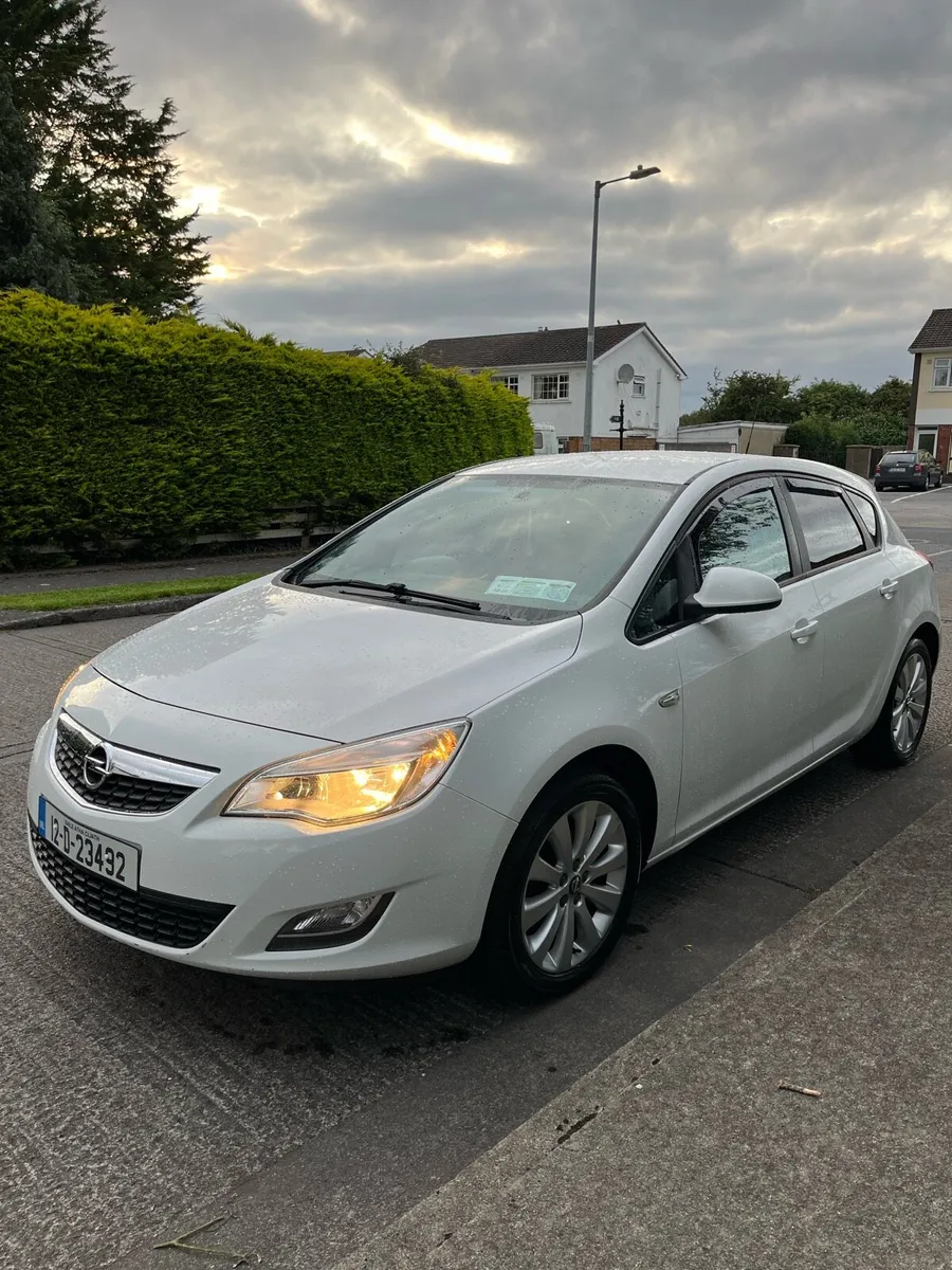 Opel Astra 2012 - Image 2