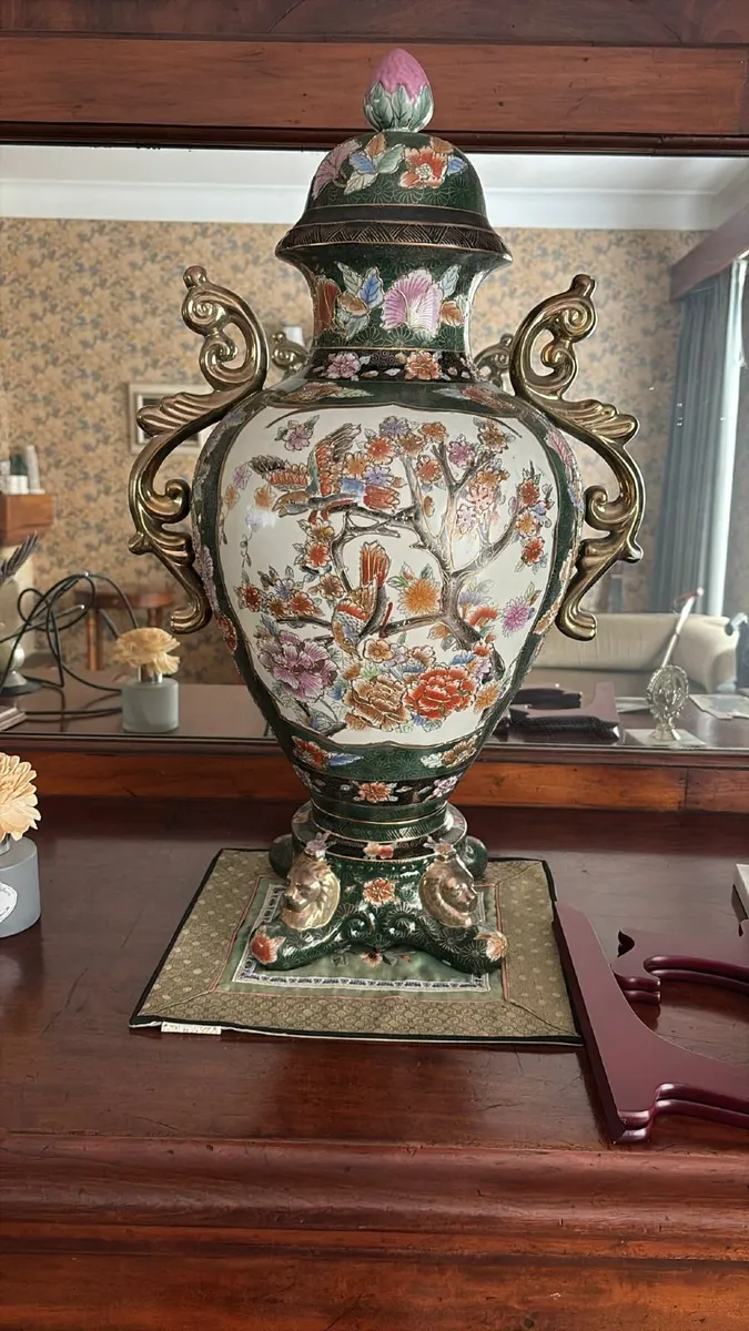 Antique urn - Image 2