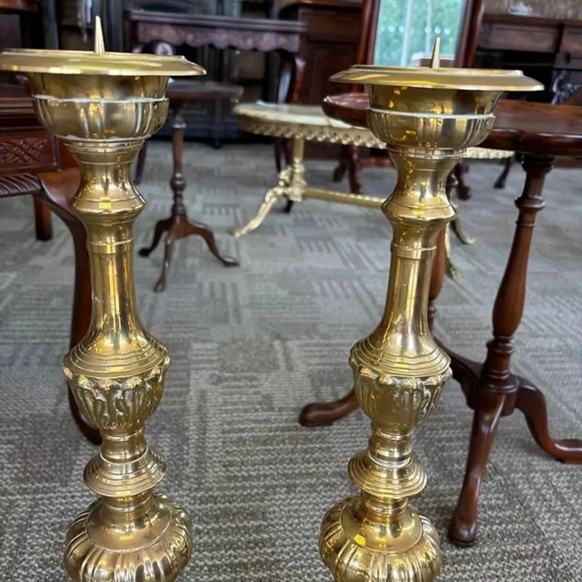 A stunning pair of brass floor candlesticks - Image 3