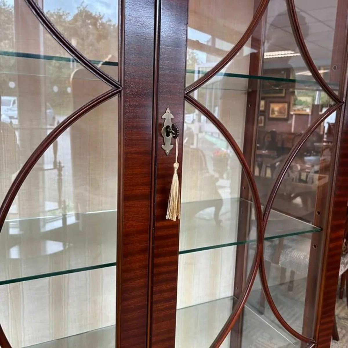 Beautiful mahogany flamed two-door display cabinet - Image 2