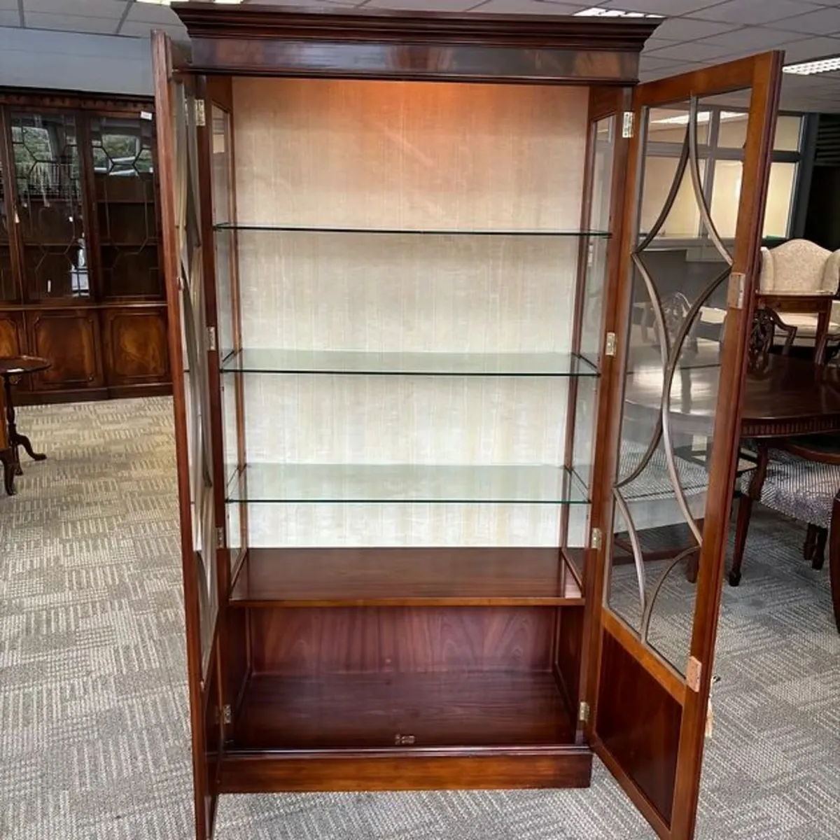 Beautiful mahogany flamed two-door display cabinet - Image 3