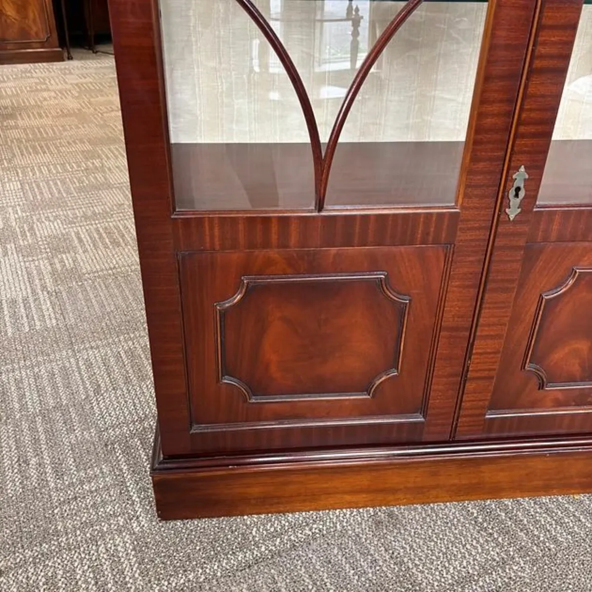 Beautiful mahogany flamed two-door display cabinet - Image 4