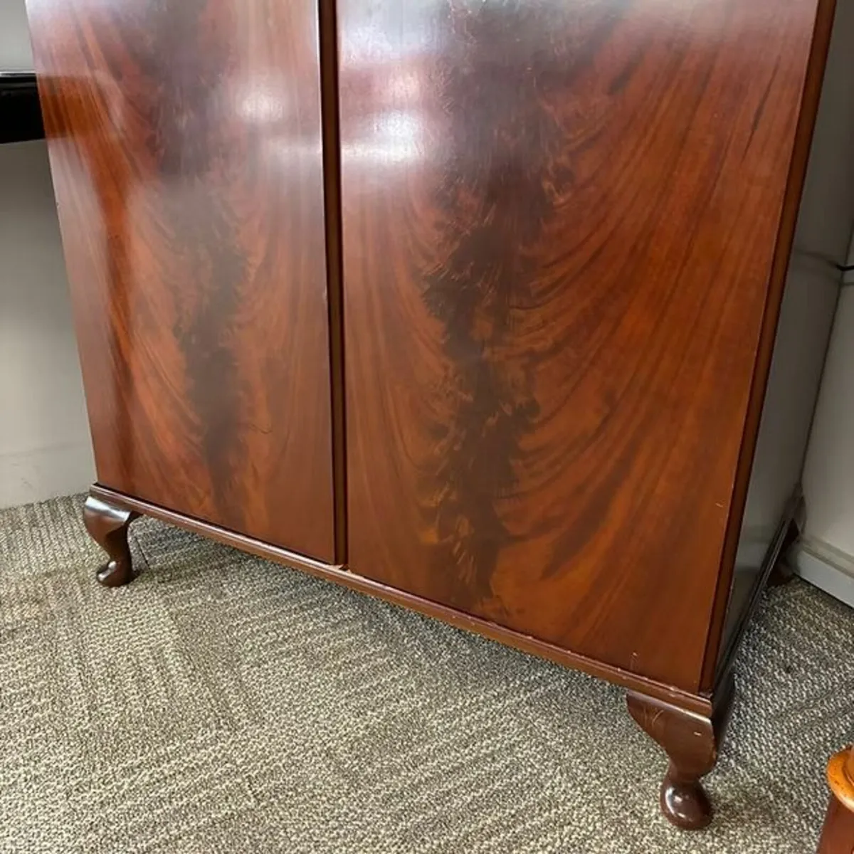 Beautiful mahogany arch top wardrobe. Key included - Image 2