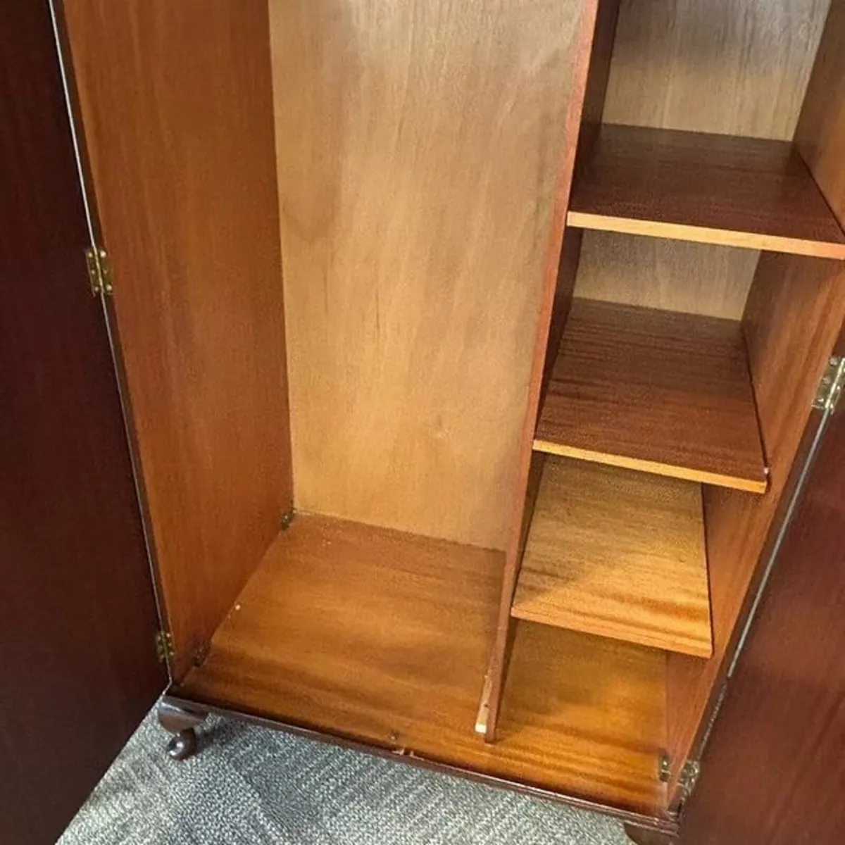 Beautiful mahogany arch top wardrobe. Key included - Image 3