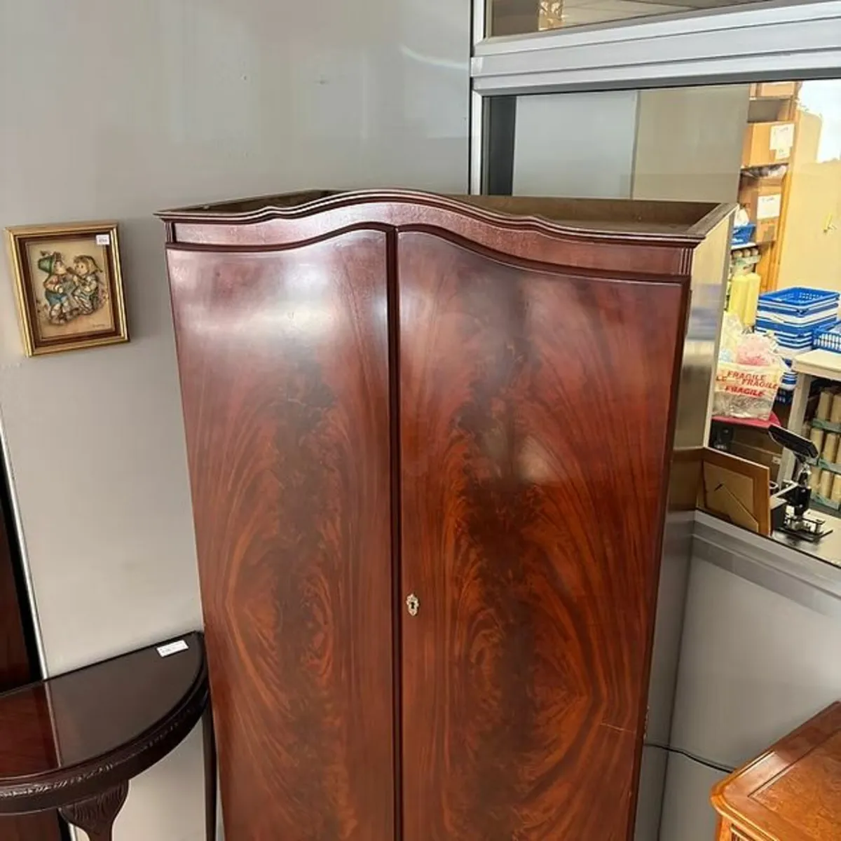 Beautiful mahogany arch top wardrobe. Key included - Image 4