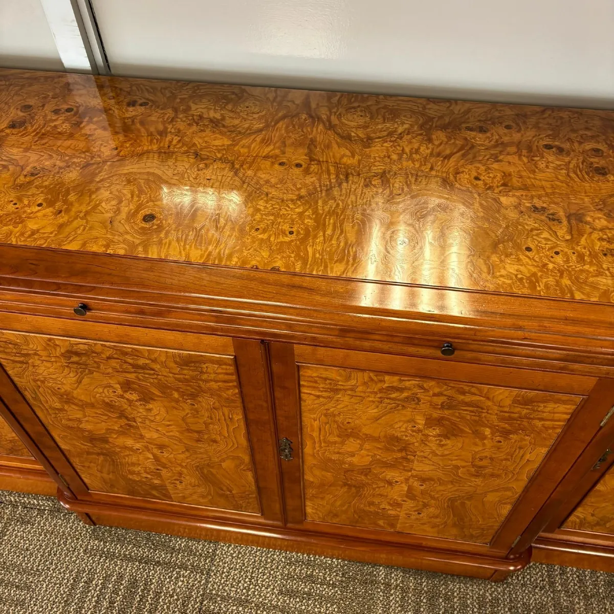 Charles Barr walnut breakfront four door sideboard - Image 4