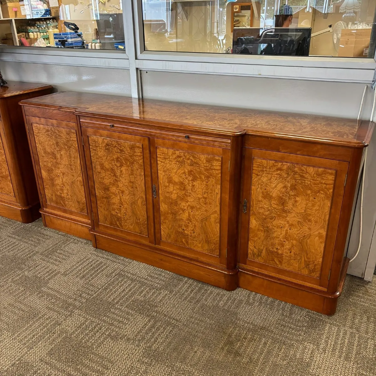 Charles Barr walnut breakfront four door sideboard - Image 1