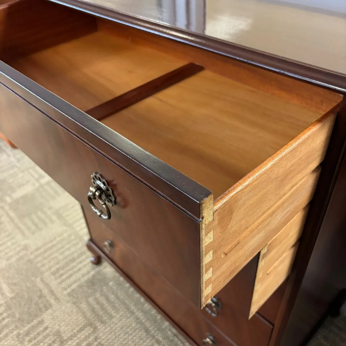 Beautiful mahogany chest of five drawers. Great co - Image 2