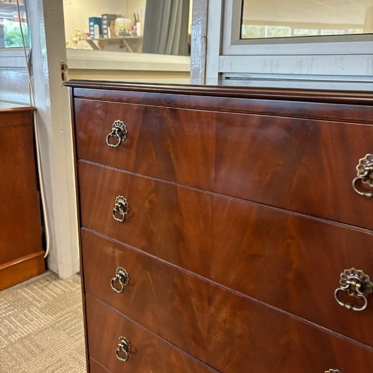 Beautiful mahogany chest of five drawers. Great co - Image 3