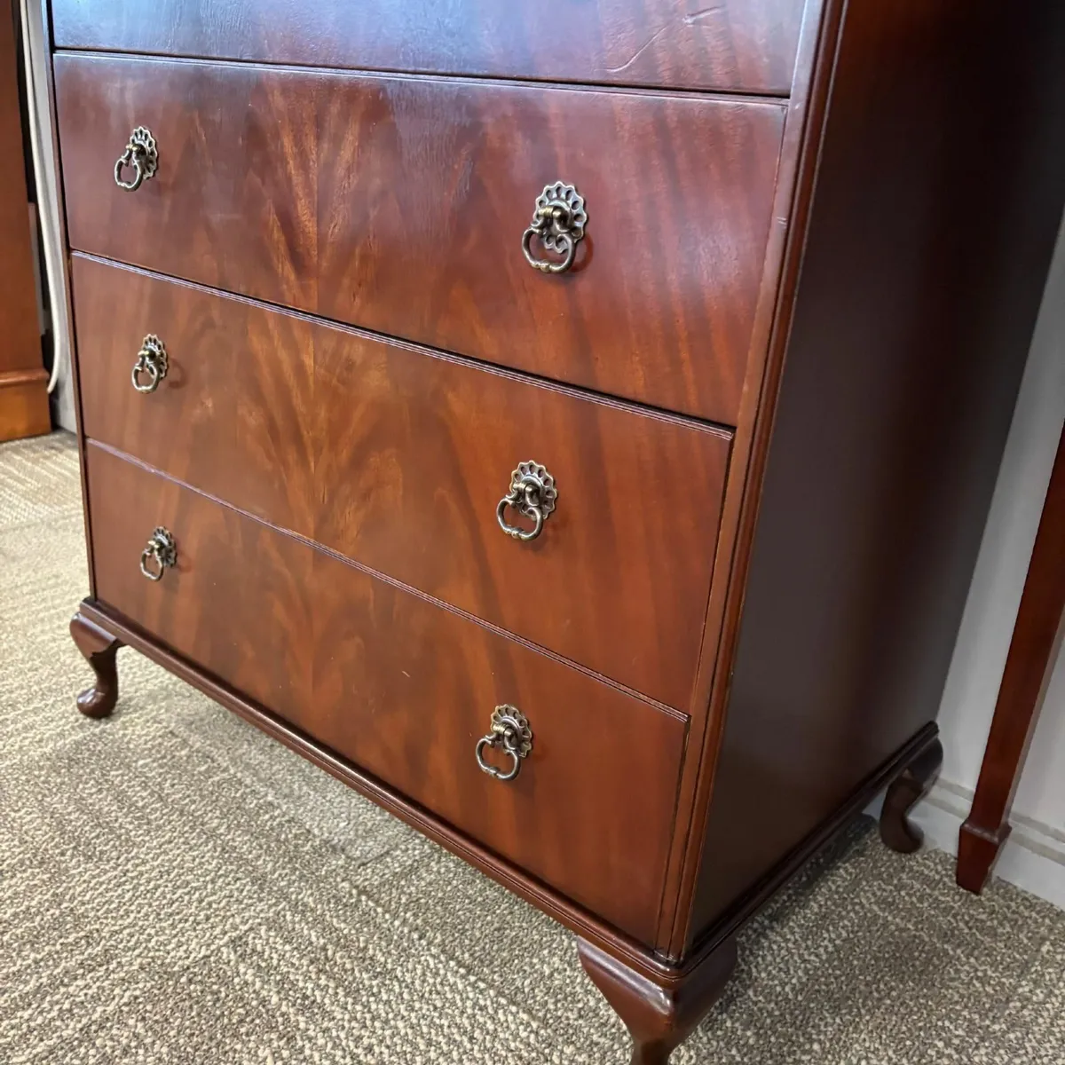 Beautiful mahogany chest of five drawers. Great co - Image 4