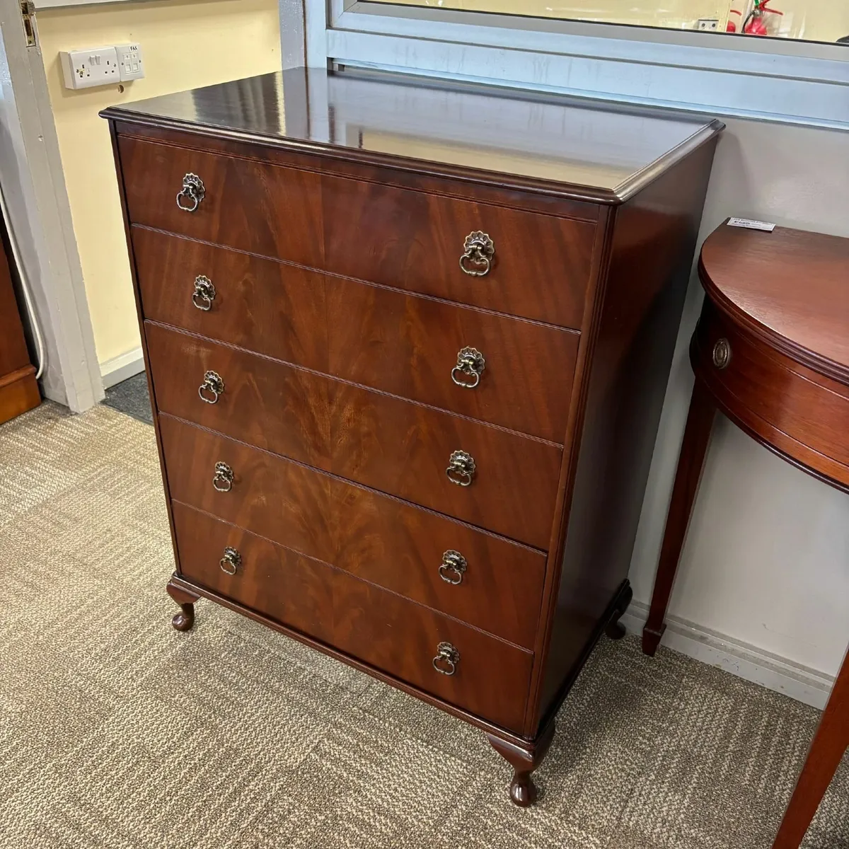 Beautiful mahogany chest of five drawers. Great co - Image 1