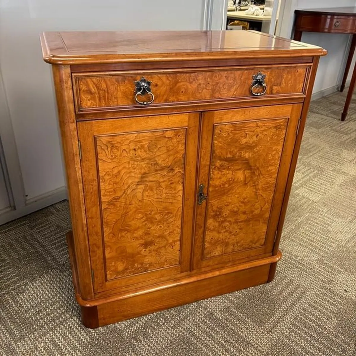 Beautiful Charles Barr walnut two door drinks cabi - Image 1
