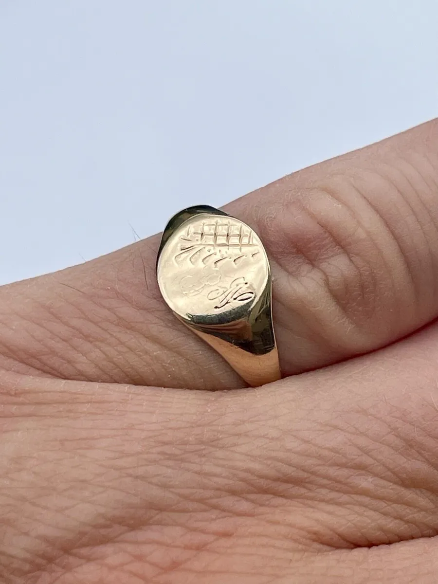 9ct Gold Signet Ring - Image 1